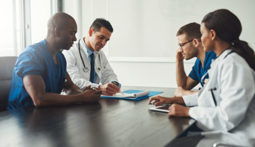 会議をしている医療従事者