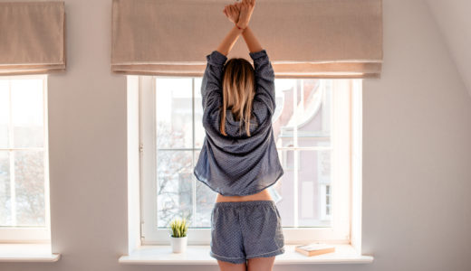 朝起きたばかりの女性