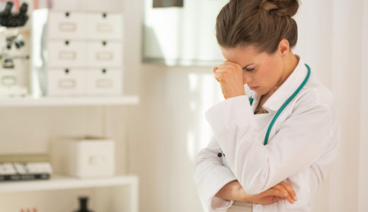 考え込む女性薬剤師