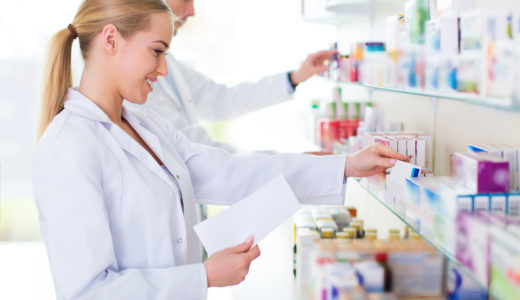 調剤している女性