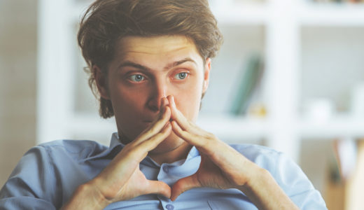 悩んでいる男性