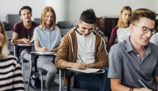 勉強をしている風景