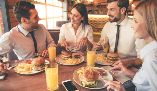 複数人の男女で食事をしながら会話をしている
