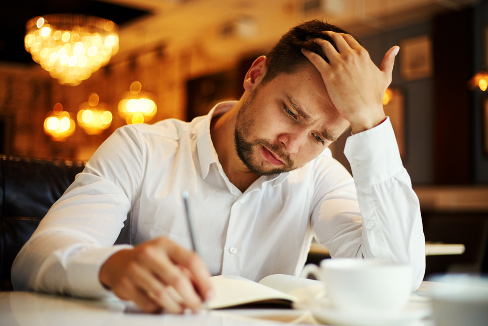 悩んでいる男性