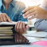 人に教えている場面