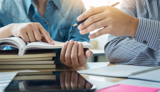 人に教えている場面