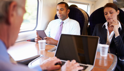 資料準備をしている会社員