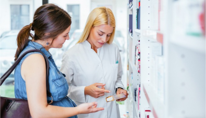 服薬指導をしている女性薬剤師